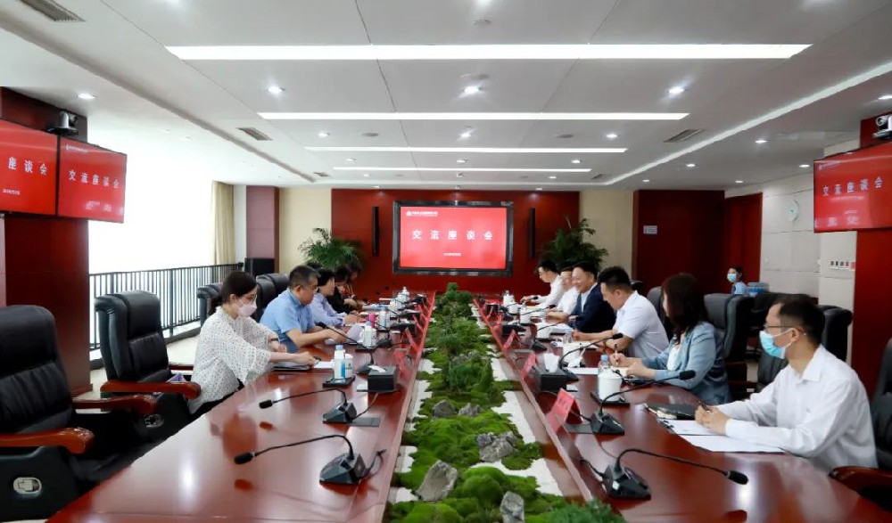 �������Ϸ��Ƽ���ѧ���ڡ����������������ģ����������κ���һ�н�����̸